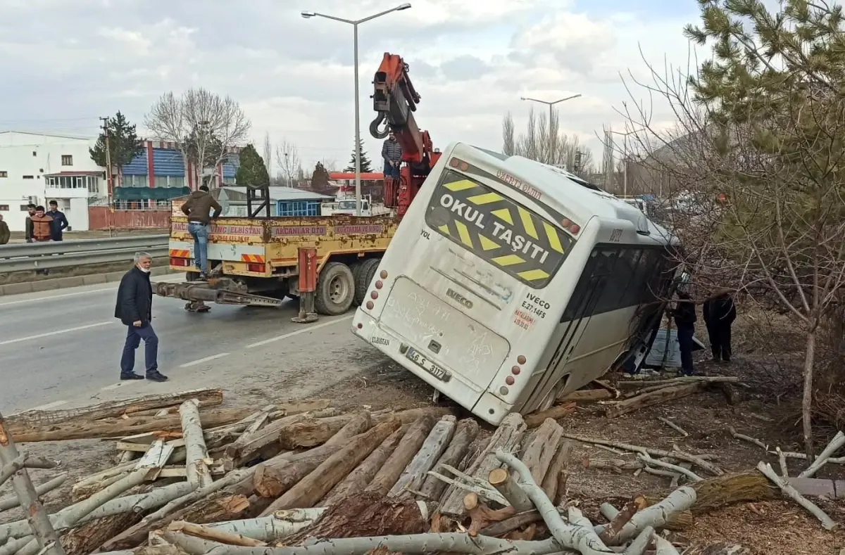 Servis minibüsünün altında kalan lise öğrencisi yaşamını yitirdi