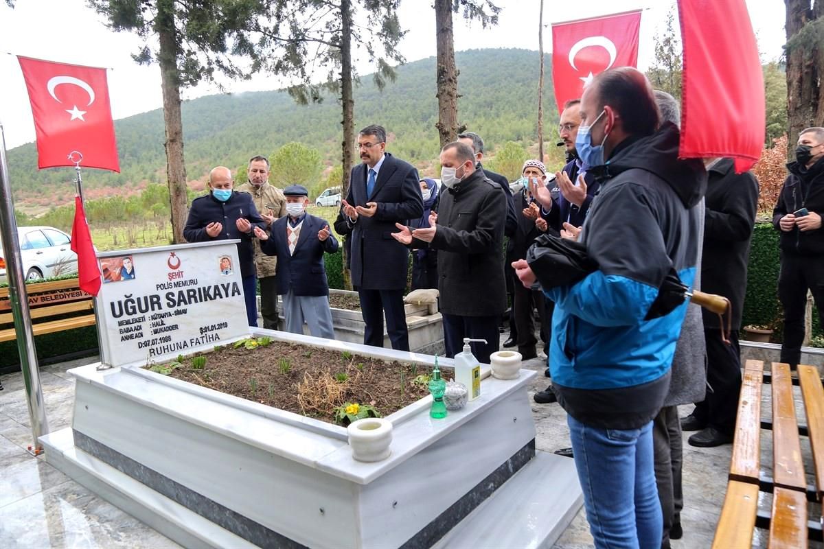 Simavlı şehidin kabrini ziyaret eden vali, şehidin İzmir\'deki ailesini de görüntülü aradı