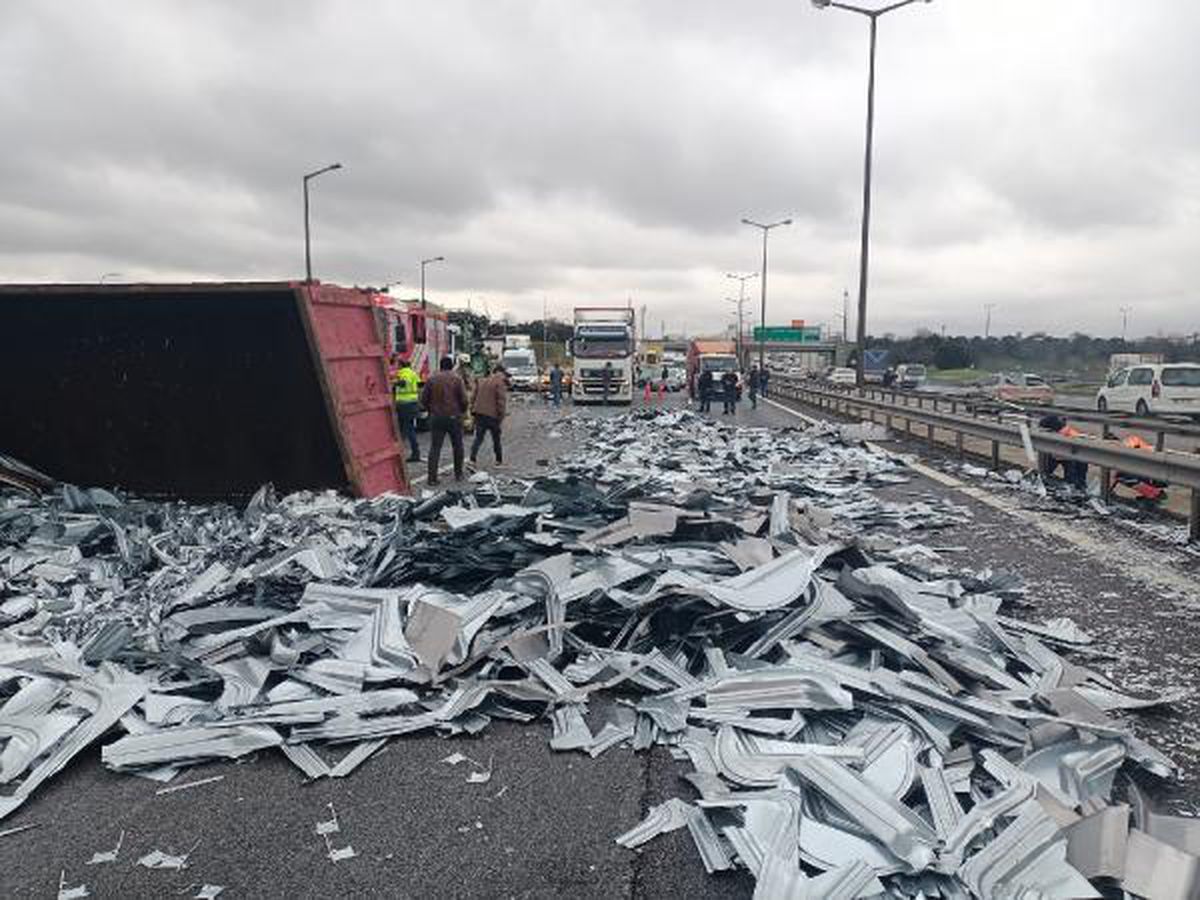 (TEM\'de sac yüklü tır devrildi; yol trafiğe kapandı