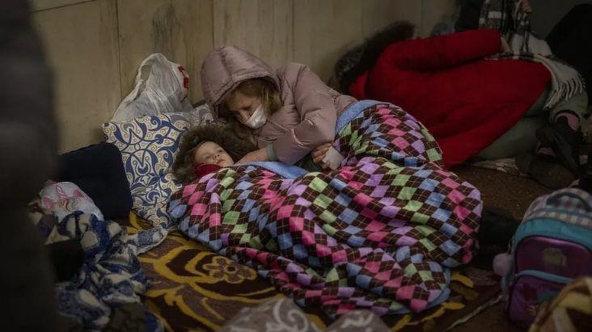 Ukrayna\'da hayat yeraltında sürüyor! Çocuklar "Anne hepimiz ölecek miyiz" diye soruyor!
