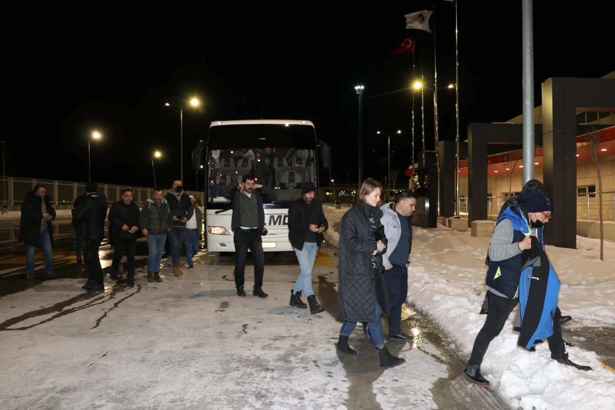 Ukrayna\'dan tahliye edilenlerin Türkiye\'ye girişleri sürüyor