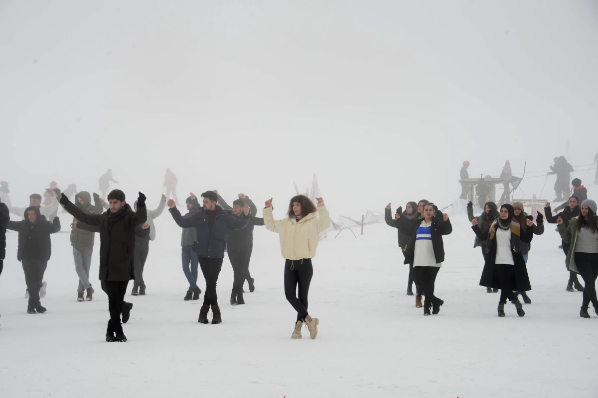 Üniversite öğrencileri karla kaplı Murat Dağı\'nda "Harmandalı" oynadı