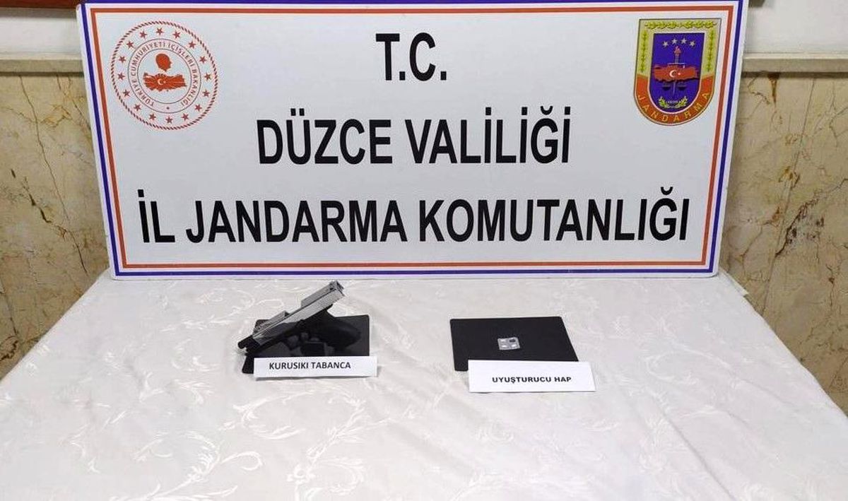 Uyuşturucu hap ve tabanca yol kontrolünde yakalandı