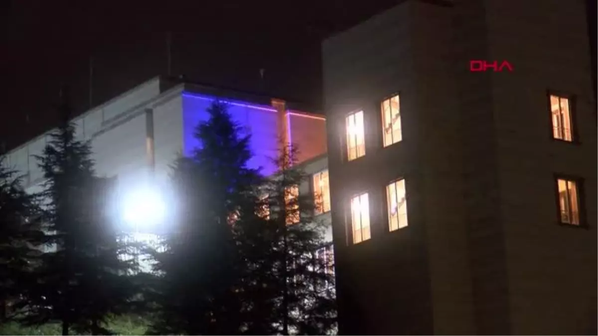 ABD Konsolosluğu Ukrayna Bayrağıyla aydınlatıldı