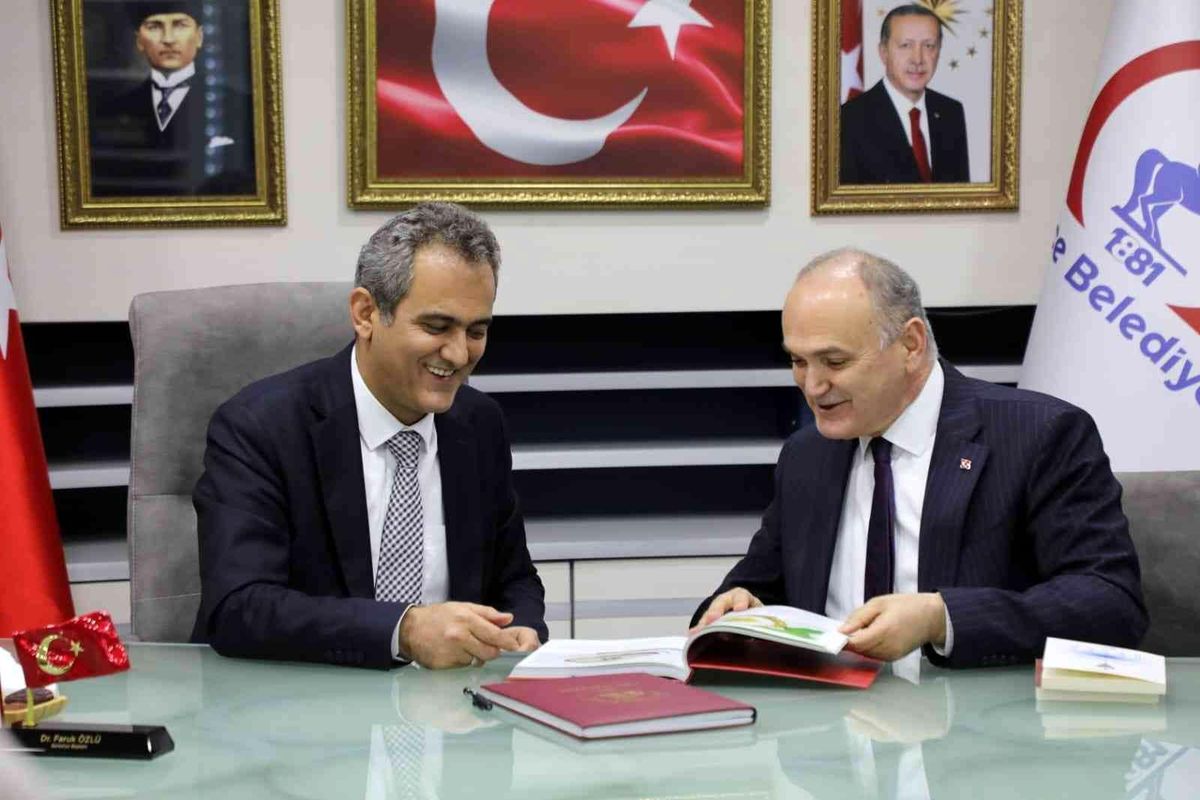 Bakan Özer\'den Başkan Özlü\'ye eğitim teşekkürü