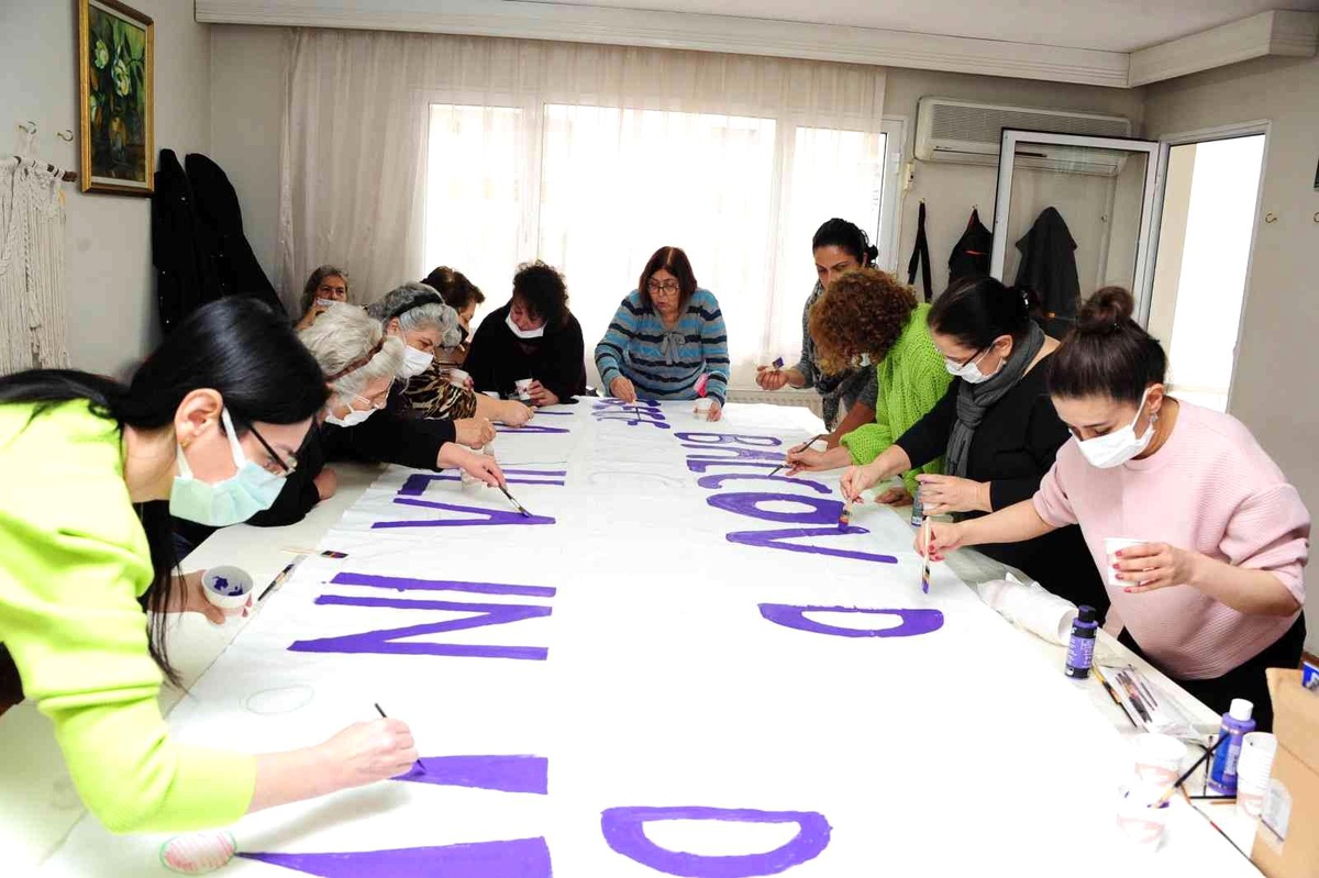 Balçovalı kadınlar pankartlarını hazırlıyor