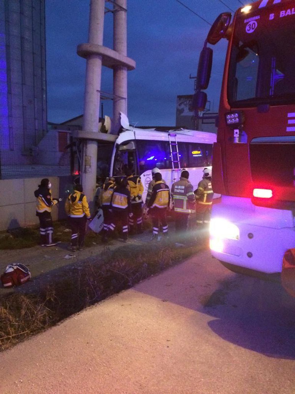 Balıkesir\'de beton direğe çarpan midibüsün sürücüsü öldü