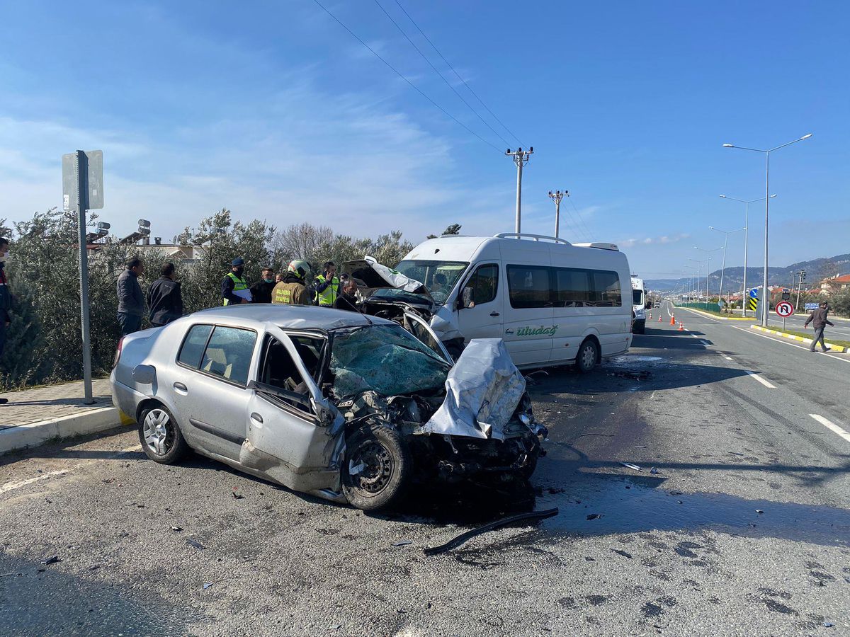 Balıkesir\'de minibüsle çarpışan otomobilin sürücüsü hayatını kaybetti