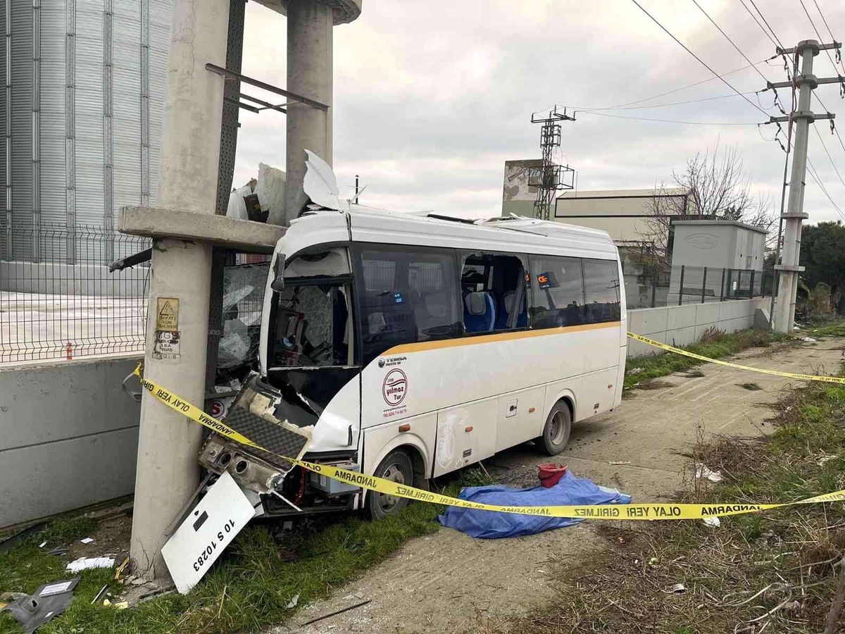 Son dakika haberleri | Bandırma\'da servis otobüsü yoldan çıktı: 1 ölü