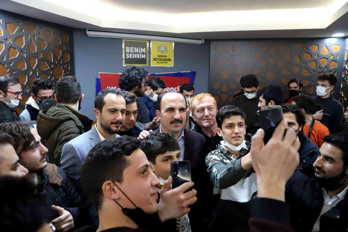 Konya Büyükşehir Belediye Başkanı Altay, çalışan gençlerle buluştu