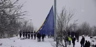 Bosna Hersek'te 'Bağımsızlık Günü' 30 yılında kutlanıyor - Hum tepesi bayrak töreni