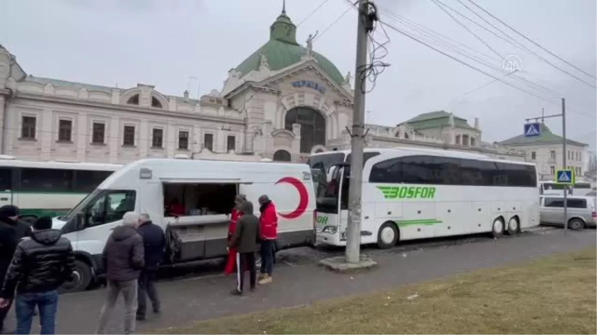 ÇERNİVTSİ - Türk Kızılay ekipleri Ukrayna-Romanya sınırında