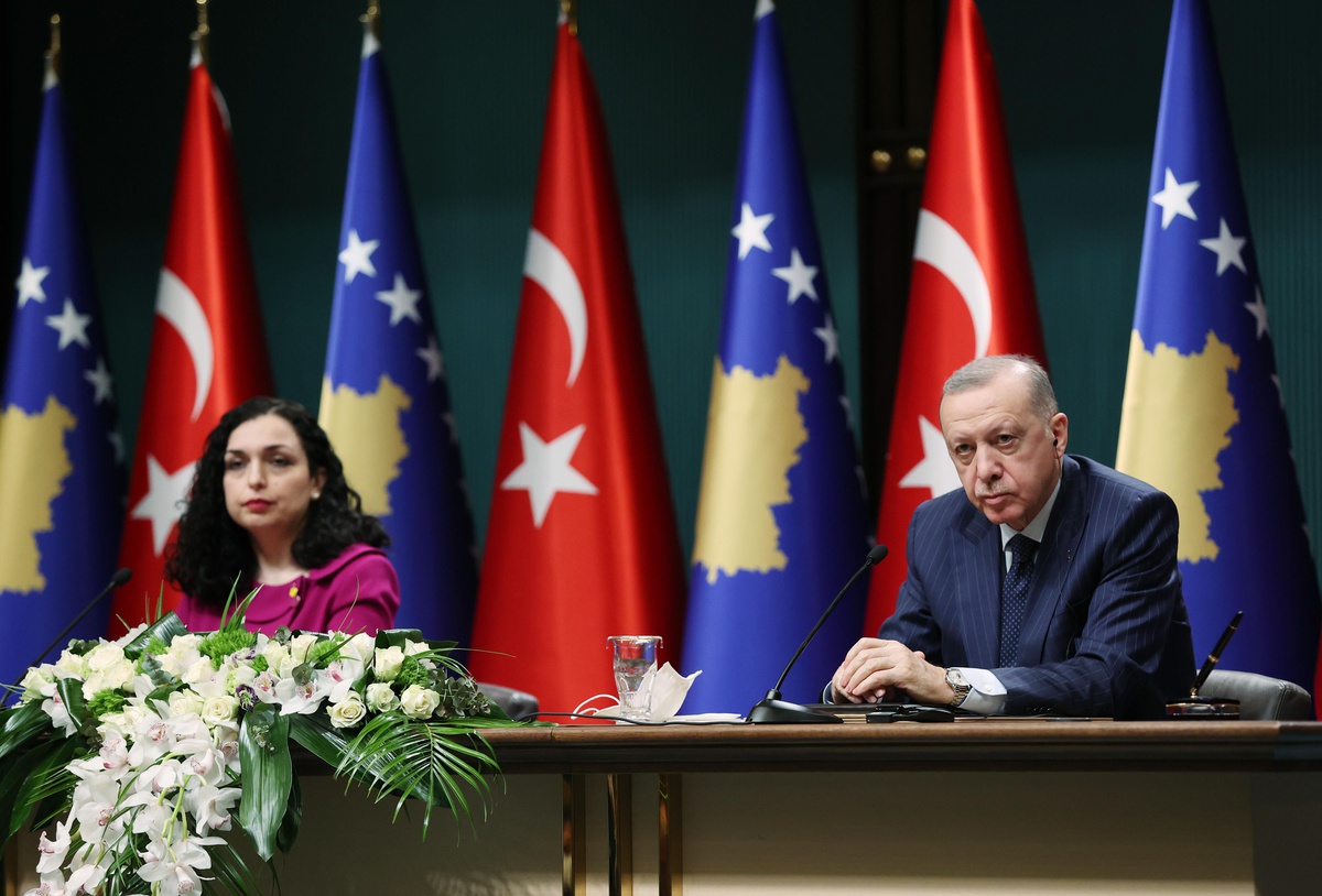 Son dakika haber: Cumhurbaşkanı Erdoğan: "(Kosova\'nın NATO üyeliği) Kosova\'yı tanıma noktasında adımlarımızı atarız, NATO\'nun bir üyesi olarak da Kosova\'yı tanırız."