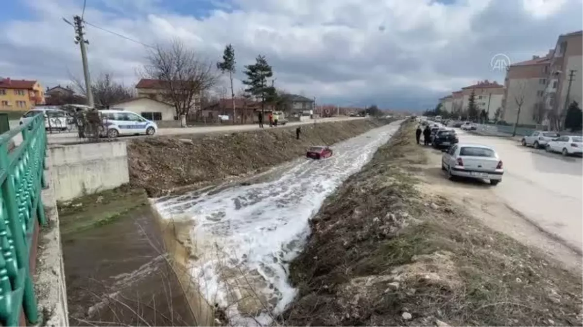 Dereye devrilen otomobildeki yolcu yaralandı