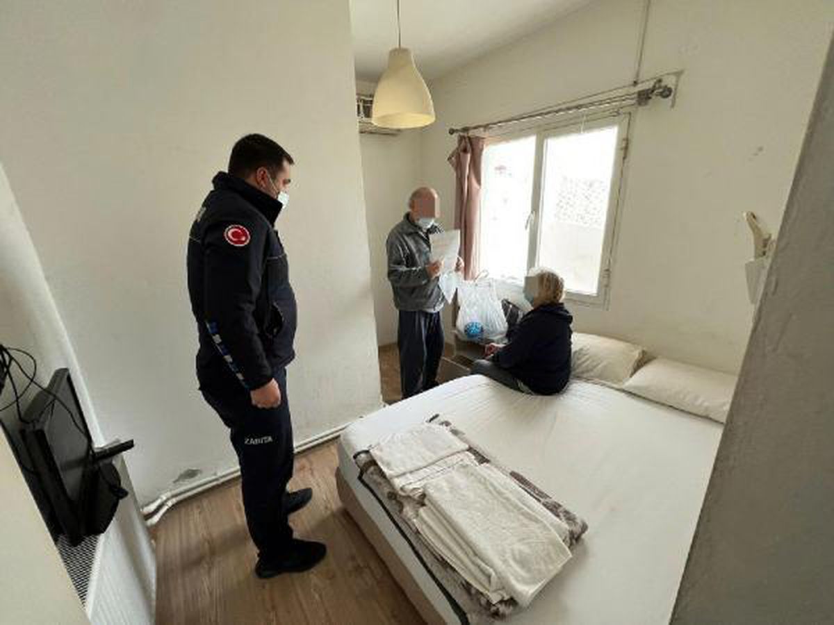 EL ELE TUTUŞUP ATLADIKLARI DENİZDE BOĞULMAK ÜZEREYKEN KURTARILAN ÇİFT, OTELE YERLEŞTİRİLDİ