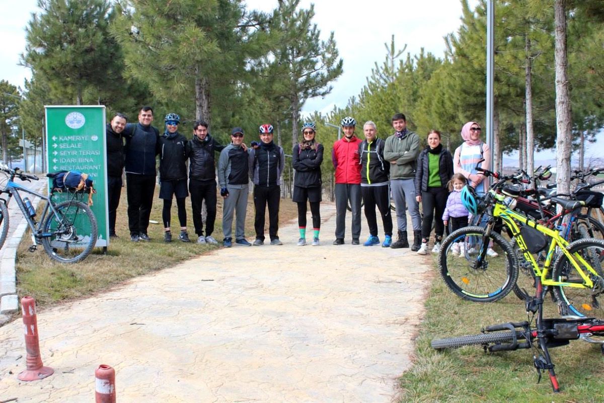 Elazığ Bisiklet Topluluğundan en anlamlı tur: Hem spor yaptılar hem de sokak hayvanlarını beslediler