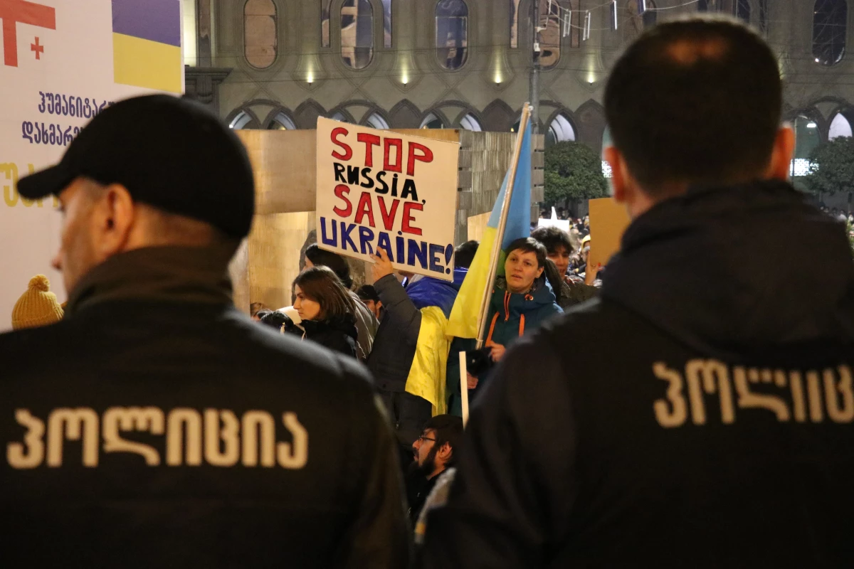 Gürcistan\'daki Ukrayna\'ya destek gösterisinde hükümete istifa çağrısı