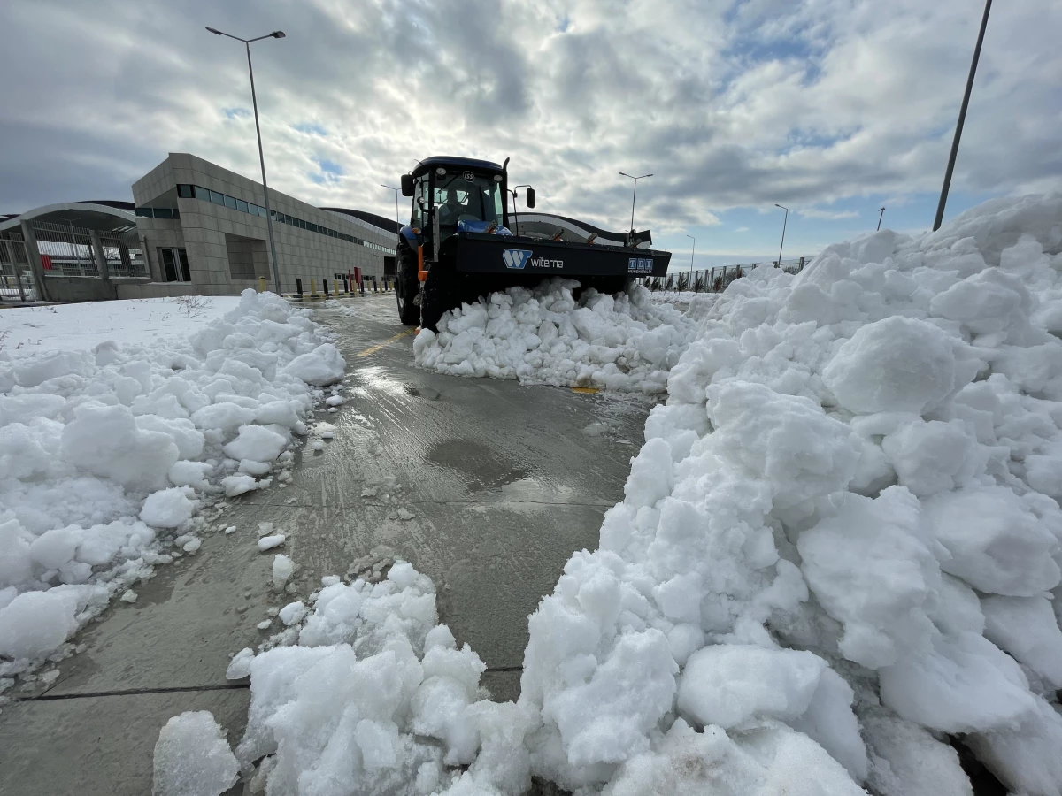Hamzabeyli Sınır Kapısı\'nda kar temizleme çalışması yapıldı