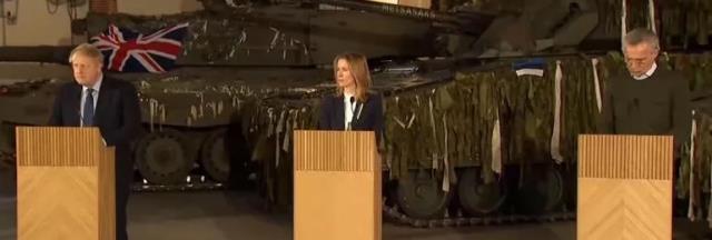 İngiltere Başbakanı Johnson tankların önünden seslendi: Putin iki şeyi yanlışi hesapladı