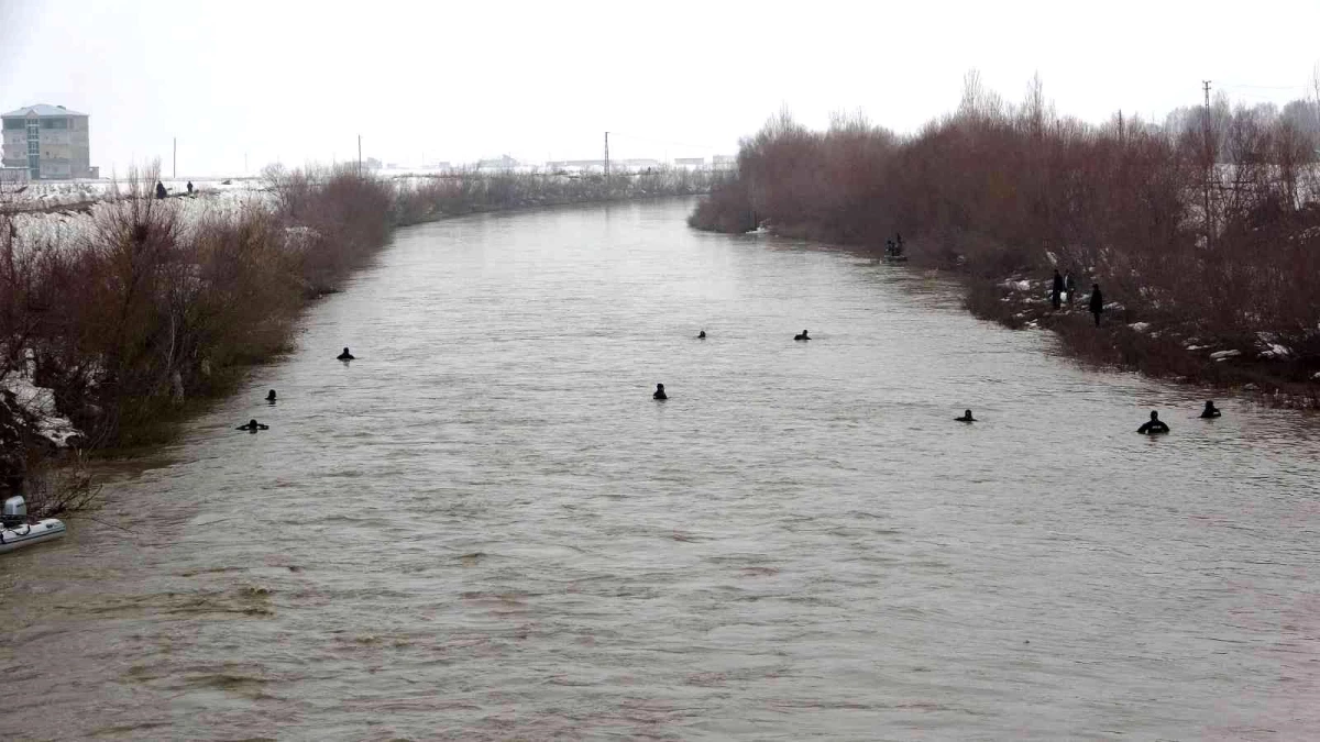 Karasu Nehri\'nde kaybolan Yağmur için Murat Nehri\'ne de ağ çekildi