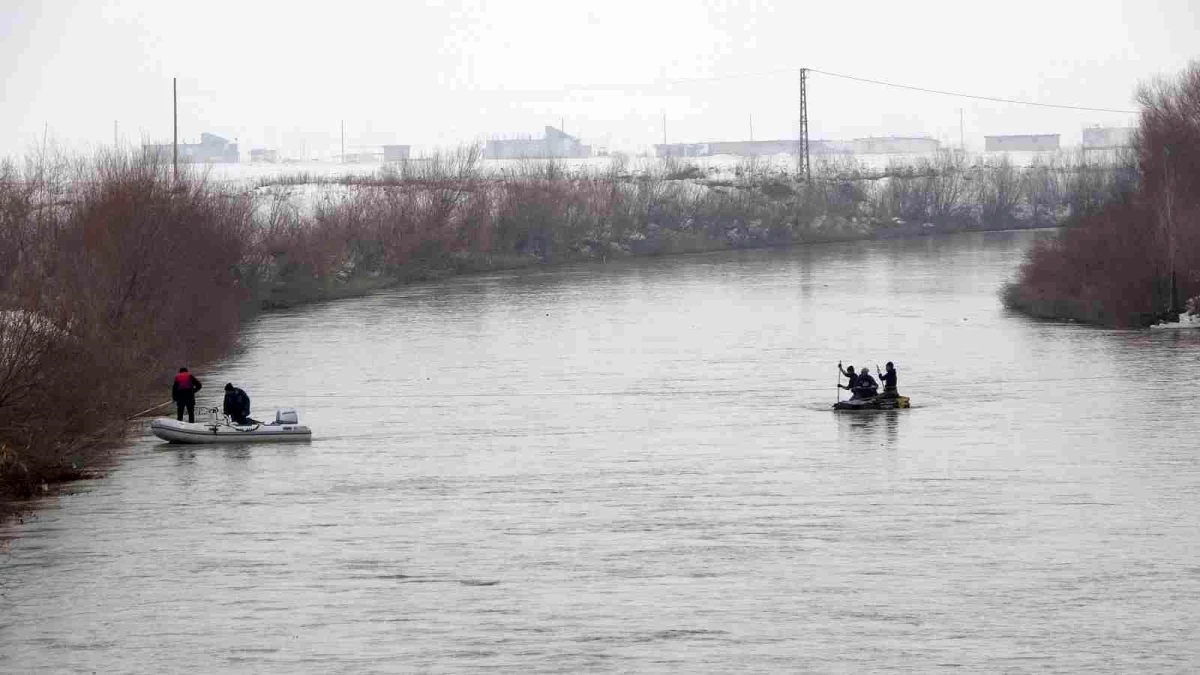 Karasu Nehri\'ne düşen Yağmur\'u arama çalışmalarına 8. günde de ara verildi