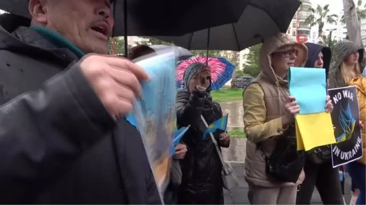 Mersin'de Ruslar ve Ukraynalılar, tüm dünyaya el ele 'kardeşlik' mesajı verdi