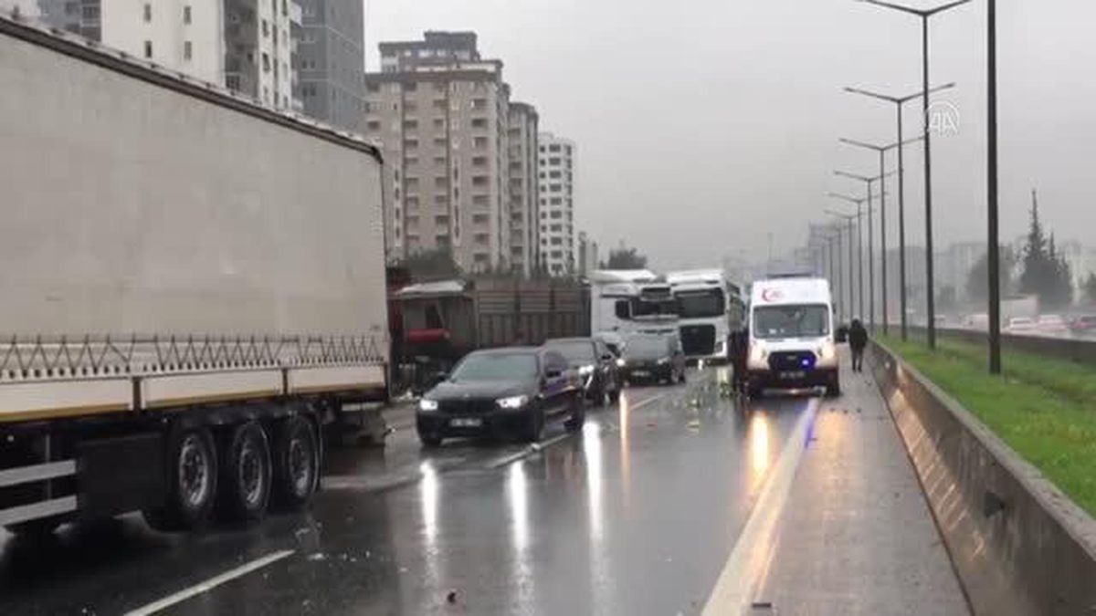 Son dakika haberi... Otoyolda zincirleme trafik kazasında bir kişi yaralandı