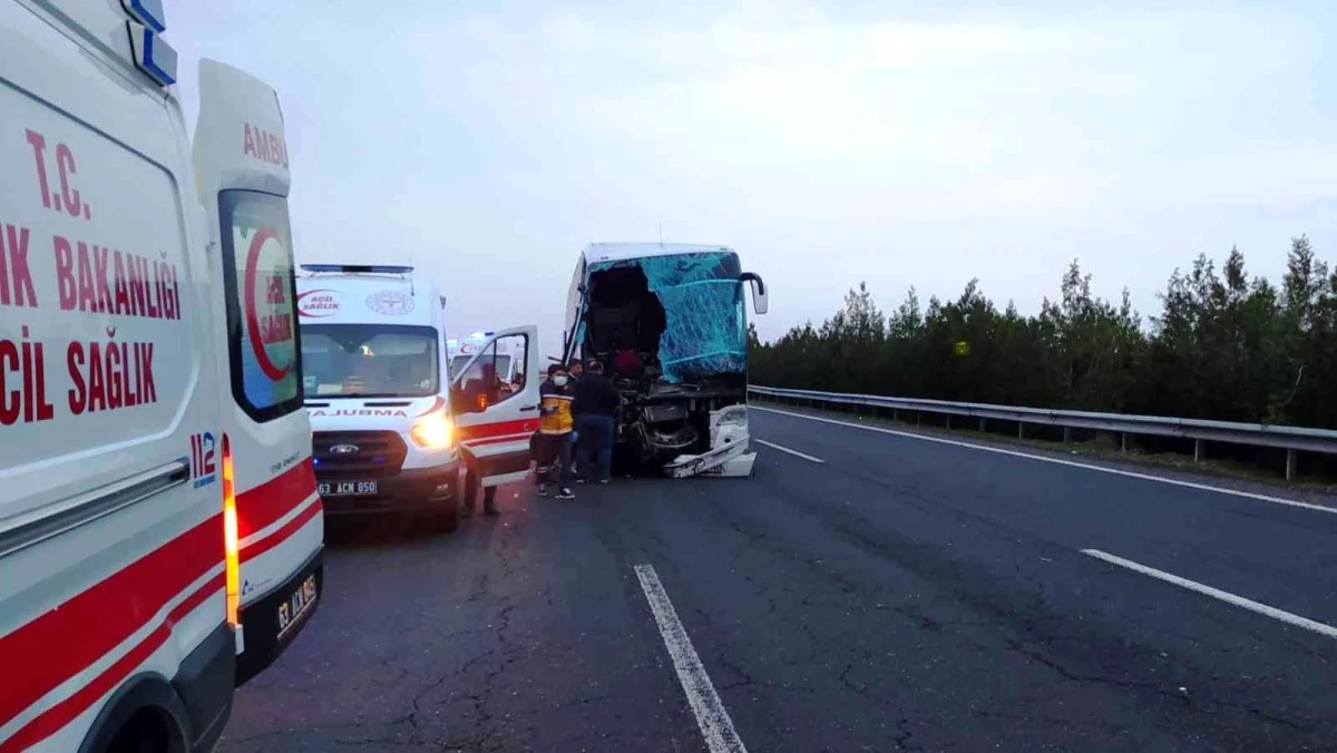 Şanlıurfa\'da yolcu otobüsü tırla çarpıştı: 10 yaralı