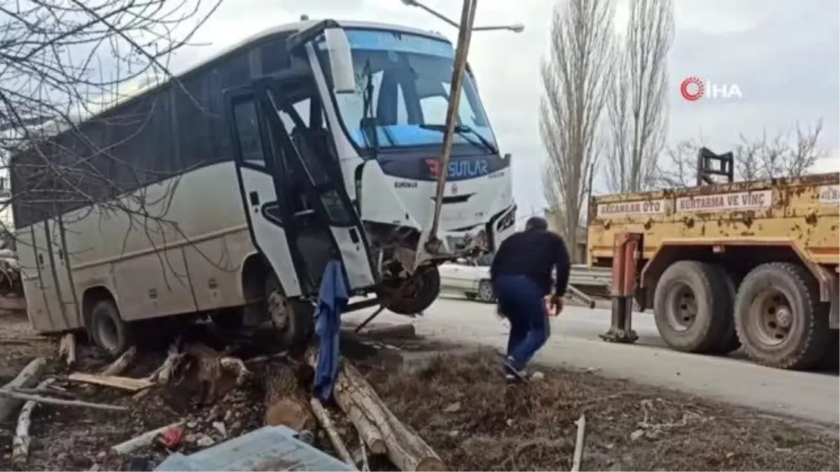 Servis minibüsünün altında kalan lise öğrencisi yaşamını yitirdi