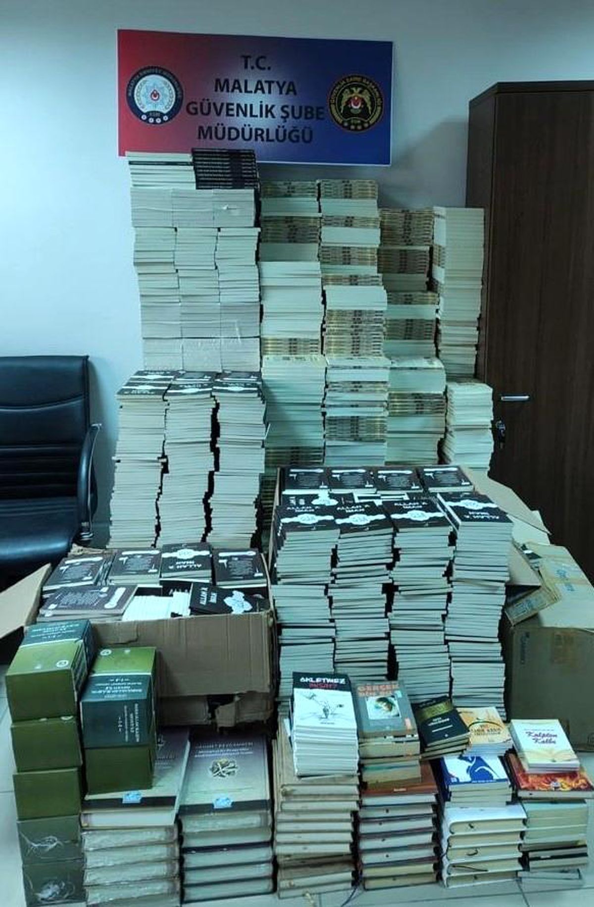 Toplatma kararı bulunan ve bandrolsüz kitaplara el konuldu