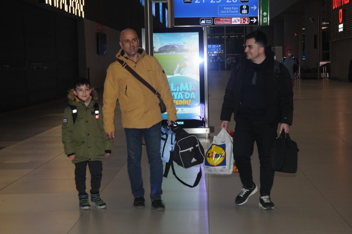 Ukrayna\'da mahsur kalan Türk vatandaşları tahliye uçuşu ile yurda getirildi