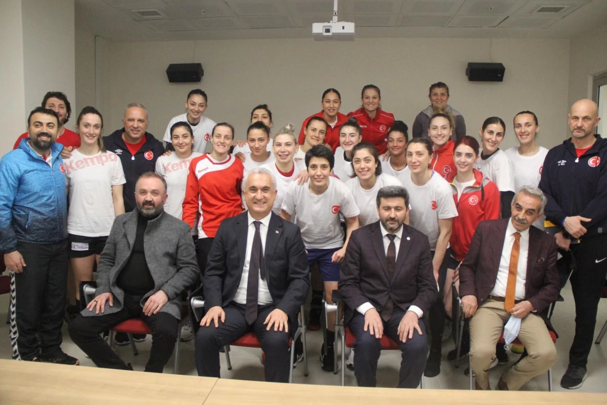 Vali Çakır\'dan A Milli Kadın Hentbol Takımı\'na moral ziyareti