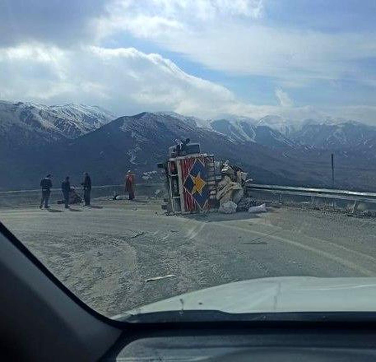 Virajı alamayan kamyon devrildi: 1 yaralı