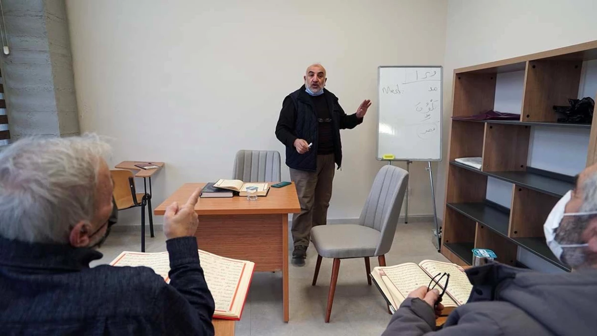 Yaşlılar Gündüz Hizmet Merkezi\'nde kursiyerlerin Kur\'an-ı Kerim okuma heyecanı
