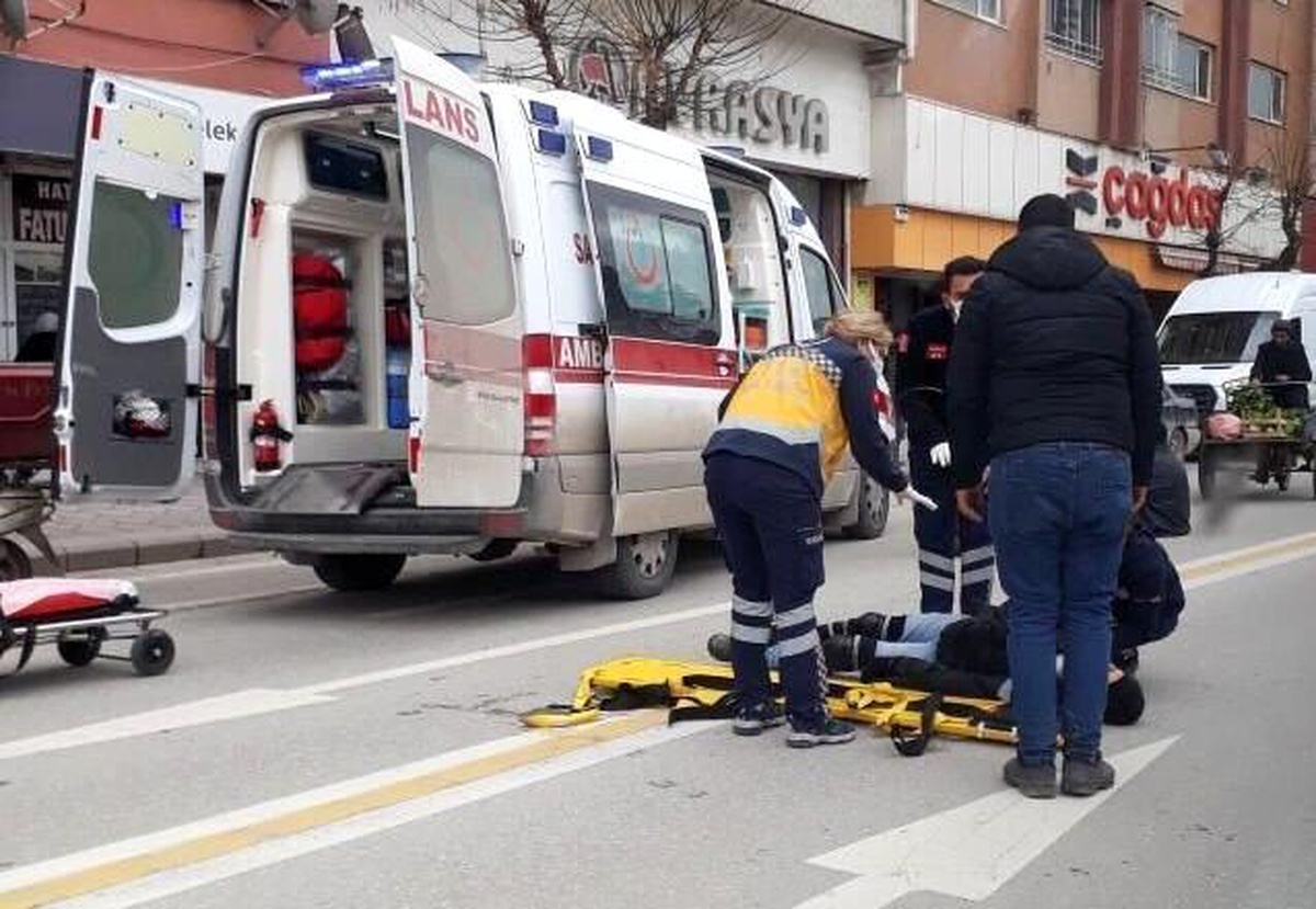 Yayaya çarpmamak isterken yaralandı