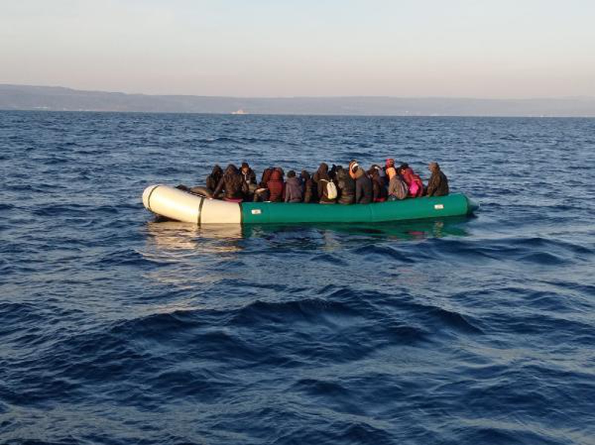 Yunanistan\'ın geri ittiği lastik bottaki 35 göçmen kurtarıldı