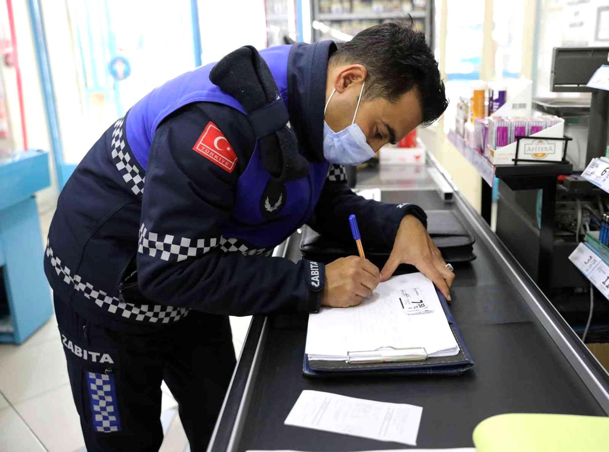 Zabıtadan marketlerde etiket denetimi