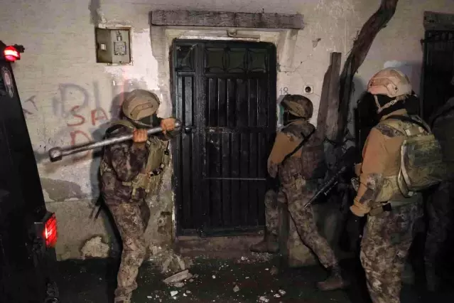 Zırhlı araçla kapı açıldı... Adana'da şafak vakti DEAŞ operasyonu: 3 gözaltı