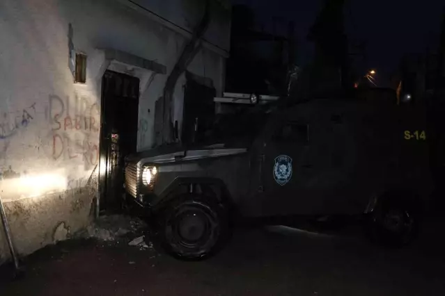 Zırhlı araçla kapı açıldı... Adana'da şafak vakti DEAŞ operasyonu: 3 gözaltı
