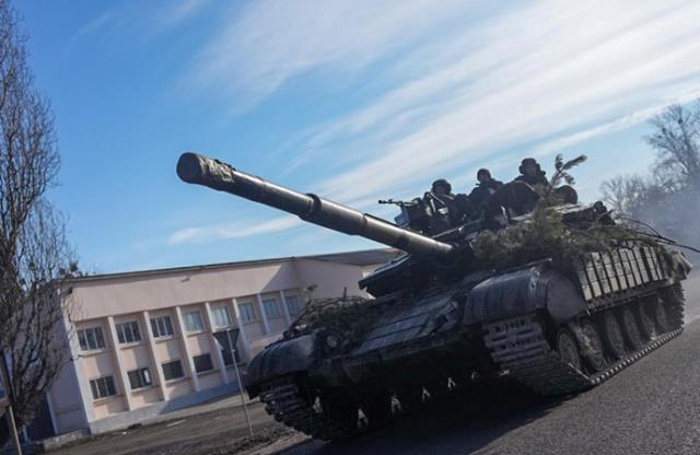 64 km'lik Rus konvoyu başkent Kiev'e ilerliyor! Şehir ise barikatlarla mücadeleye hazırlanıyor