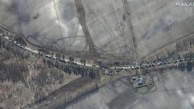 64 km'lik Rus konvoyu başkent Kiev'e ilerliyor! Şehir ise barikatlarla mücadeleye hazırlanıyor