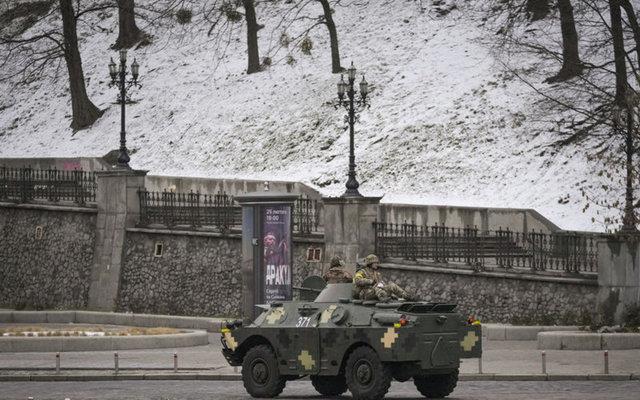 64 km'lik Rus konvoyu başkent Kiev'e ilerliyor! Şehir ise barikatlarla mücadeleye hazırlanıyor