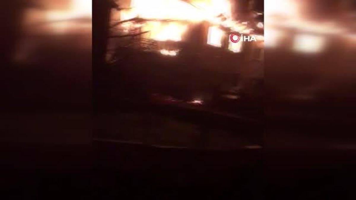 Son Dakika | Ahşap evlerde korkutan yangın... Alevler adeta gecenin karanlığını aydınlattı