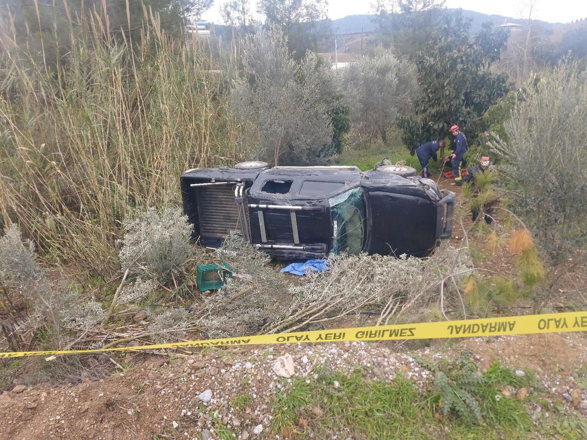 Alanya\'da bahçeye devrilen kamyonetin sürücüsü yaşamını yitirdi