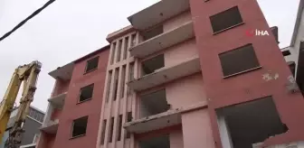 Asrın felaketinden izler taşıyan binalar yıkılıyor