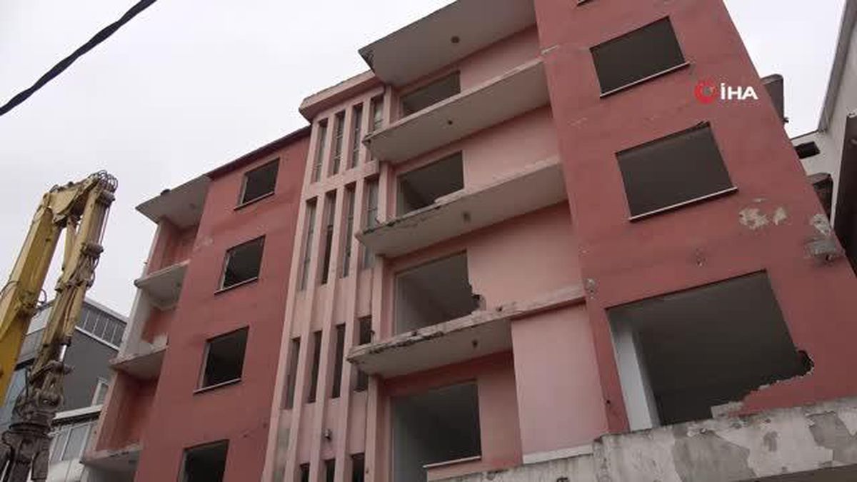 Asrın felaketinden izler taşıyan binalar yıkılıyor