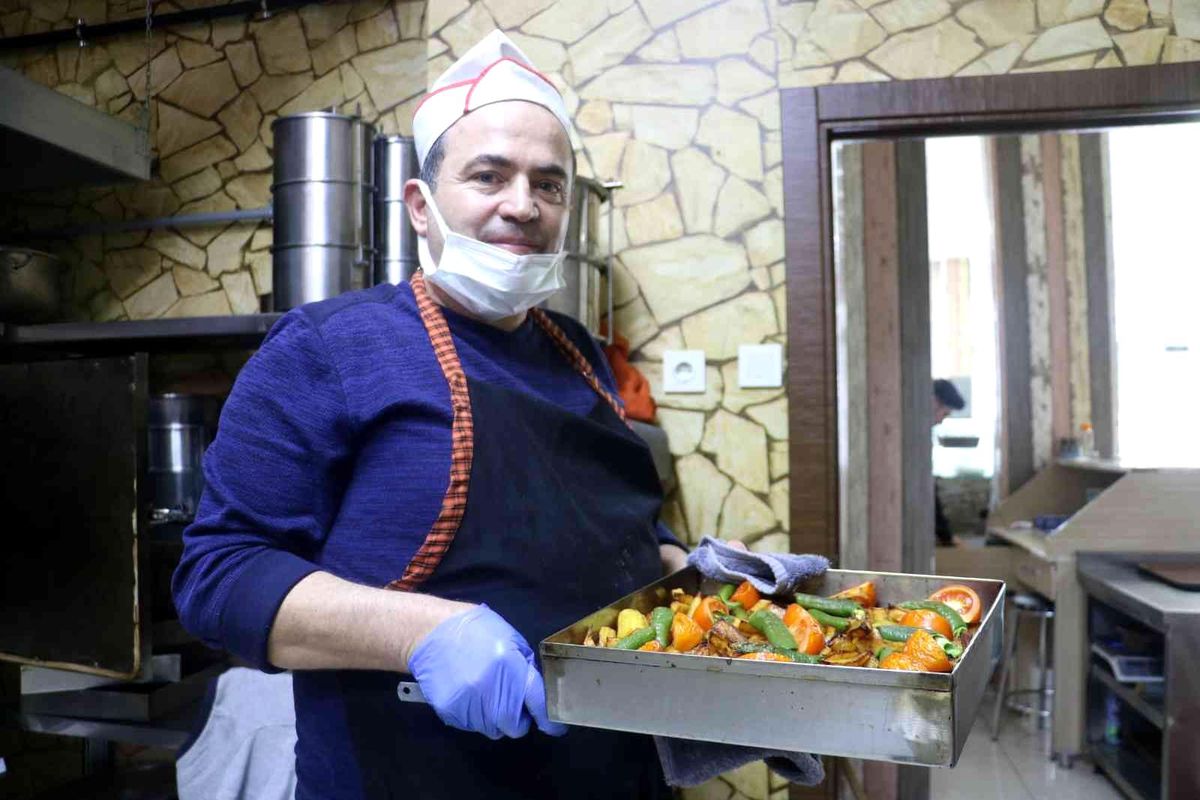 Bir kase çorba parasına 3 çeşit yemek satıyor