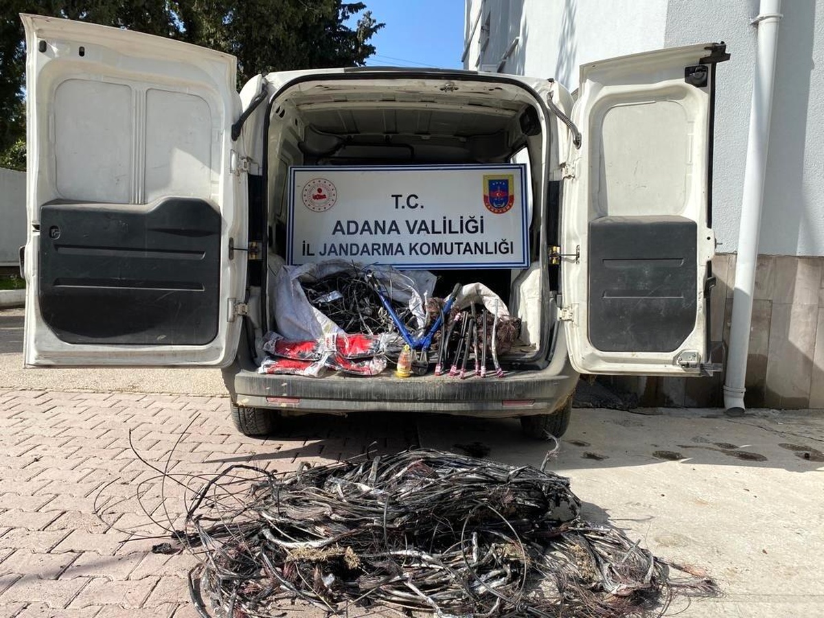 Çaldıkları kabloları yakarken yakalandılar