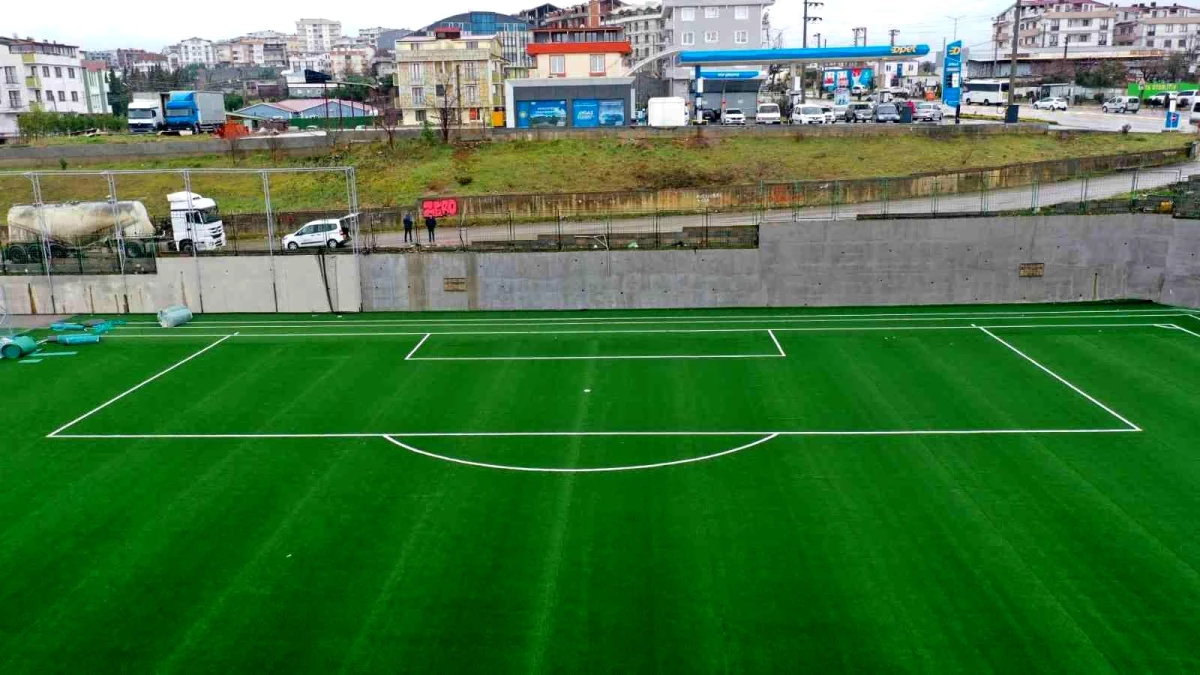 Darıca Nene Hatun Stadı\'ndaki batı sahasının çimleri serildi