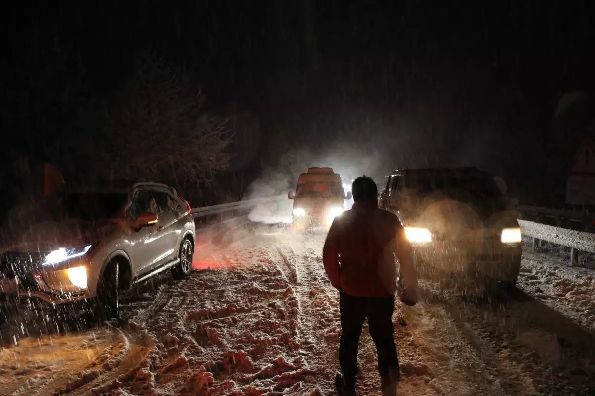 Denizli-Antalya kara yolu kar yağışı nedeniyle tek yönlü ulaşıma kapandı (2)